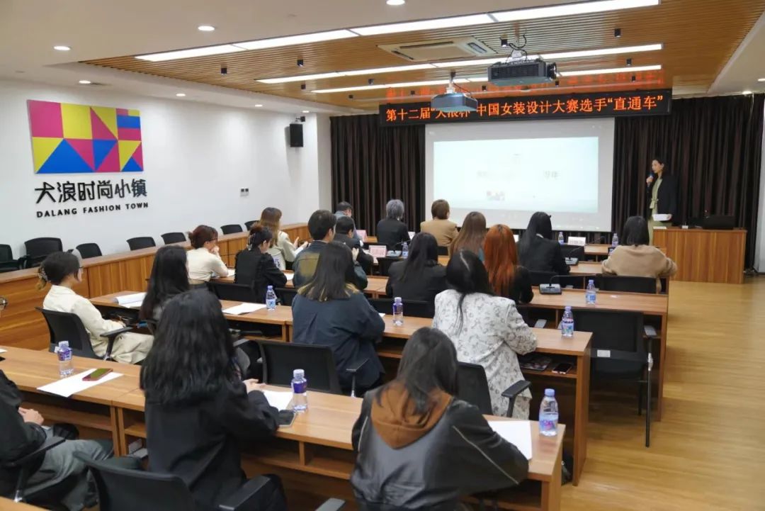 &ldquo;元音#東方&rdquo;第十二屆&ldquo;大浪杯&rdquo;中國女裝設(shè)計大賽圓滿收官，作品《逍遙詩學(xué)》贏得&ldquo;金浪獎&rdquo;20萬，大賽虛擬代言人&ldquo;唯我&rdquo;驚艷亮相！