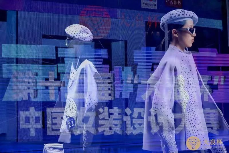 &ldquo;元音#東方&rdquo;第十二屆&ldquo;大浪杯&rdquo;中國女裝設(shè)計大賽圓滿收官，作品《逍遙詩學(xué)》贏得&ldquo;金浪獎&rdquo;20萬，大賽虛擬代言人&ldquo;唯我&rdquo;驚艷亮相！