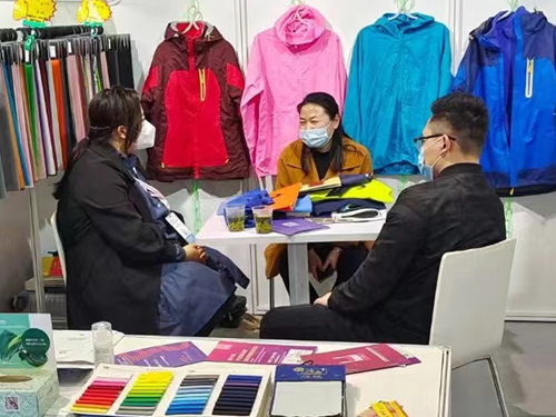 “科技、時尚、綠色、高端” 鴻岳紡織步入校服、沖鋒衣面料的良性發(fā)展軌道