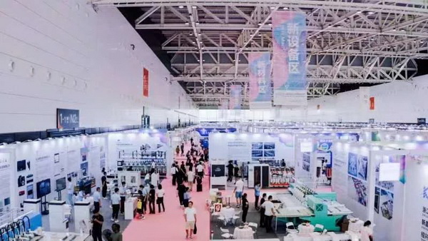  7月26日，第五屆中國（紹興）紡織新材料展在紹興國際會展中心拉開帷幕。500家企業(yè)參展，首日5000多名專業(yè)觀眾入場，展會炙熱的對接氛圍有如7月的氣浪，使行業(yè)快速升溫。海內(nèi)外企業(yè)積極響應(yīng)，原料龍頭企業(yè)高 &ldquo;復(fù)參率&rdquo;，歷經(jīng)五屆的新材料展有何獨特魅力？ 圖片  圖片  會展品質(zhì)乘勢而上   本屆新材料展獲得UFI國際展覽協(xié)會認(rèn)證，是工信部、商務(wù)部組織的2023年&ldquo;優(yōu)供給促升級&rdquo;系列活動之一，基于往屆資源優(yōu)勢，對展覽規(guī)劃、買家邀約、會務(wù)聯(lián)動等進行了全線融合升級，展會品質(zhì)躍升，煥發(fā)新的風(fēng)采。展會由中國長絲織造協(xié)會、紹興市商務(wù)局、中國國際貿(mào)易委員會紹興市委員會、中國國際商會紹興商會、紹興市柯橋區(qū)會展業(yè)發(fā)展中心主辦，浙江三博會展股份有限公司聯(lián)合主辦，紹興市柯橋區(qū)中國輕紡城展會有限公司承辦，紹興市經(jīng)信局、浙江省紡織面料設(shè)計協(xié)會、七彩云、紹興市紡織行業(yè)協(xié)會協(xié)辦。  圖片  圖片  開幕盛況  國際展商同臺賽寶   本次展會共500家展商參展，設(shè)新材料、新織造、新設(shè)備、新面料四大特色展區(qū)，有超10萬款科技纖維、創(chuàng)新面料、紡機設(shè)備在展會發(fā)布。魏橋紡織、昆山東利、興發(fā)化纖、吉林化纖、通用新材料、德州恒豐、佳人新材料、浙江興發(fā)、紹興國周、鐠美科等知名紡織龍頭企業(yè)參展。紹興新昌紡機產(chǎn)業(yè)展團、湖州長興織造產(chǎn)業(yè)展團、諸暨繡花機械產(chǎn)業(yè)展團、上虞染化料助劑產(chǎn)業(yè)展團等區(qū)域展團亮相。本屆展會更是引眾多RCEP國家和地區(qū)的展商組團奔赴而來，在國際展區(qū)，韓國ditto時尚聯(lián)盟、緬甸中國商會、莫斯科中小企業(yè)工商會等國際展團人氣旺盛。  圖片  企業(yè)展區(qū)  眾多展商聚焦雙碳熱點，圍繞綠色、健康、智造等方向展開產(chǎn)品角逐。魏橋紡織的生物基綠色環(huán)保+抗菌混紡系列、湖州威達集團的綠色環(huán)保色紡紗系列、昆山東利的仿生透氣科技面料系列、吳江蘭天織造的UV對抗仿生科技面料、新型雙層直充防寒面料、機能無氨彈力面料等展品亮點頻出，展商企業(yè)開啟&ldquo;搶客&rdquo;模式，緊抓展會機遇尋求下游合作。本屆展會有更大規(guī)模的智能紡機、織機設(shè)備企業(yè)參展，進一步彰顯國產(chǎn)智能織造的研發(fā)水平，鐠美科、浙江康立自控科技、浙江凱成智能設(shè)備、浙江瑪雅機電等展位帶來媲美國際水平的最新機械設(shè)備，令人矚目。  圖片  設(shè)備展區(qū)  探索解決行業(yè)困惑與瓶頸，是新材料展歷經(jīng)多屆與各企業(yè)總結(jié)、達成的共識，也是其不僅在于產(chǎn)品展貿(mào)，更在于新理念的交匯的價值內(nèi)涵。  國際視野論外貿(mào)   由中國紡織品進出口商會主辦的2023紹興國際（RCEP）紡織服裝產(chǎn)業(yè)論壇系列活動與展會同期同館開幕。論壇以&ldquo;RCEP新機遇-紡織產(chǎn)業(yè)新格局&rdquo;為主題，就國內(nèi)紡織產(chǎn)業(yè)結(jié)構(gòu)與RCEP國際紡織服裝產(chǎn)業(yè)的發(fā)展趨勢進行研討與產(chǎn)業(yè)對接。中國紡織品進出口商會副會長王宇、韓國時尚服裝人工智能研究所院長金蕙京、緬甸中國紡織服裝協(xié)會會長施坤等嘉賓為論壇開幕致辭。  圖片  圖片 論壇開幕式  論壇開幕式后，首場系列活動韓國服飾流行趨勢論壇在展會時尚活動區(qū)舉辦，多家韓國時裝品牌聯(lián)合走秀，同時Dito&ditto，ISAE，F(xiàn)&PLUS等韓國時尚機構(gòu)帶來韓國時尚產(chǎn)業(yè)與數(shù)字技術(shù)的發(fā)展趨勢分享。后續(xù)將陸續(xù)舉辦2023生物基纖維材料產(chǎn)業(yè)技術(shù)論壇、走進中國輕紡城市場對接會、亞洲紡織服裝供應(yīng)鏈高增長論壇等系列活動。  圖片  圖片 論壇系列活動&mdash;&mdash;韓國服飾流行趨勢論壇  中國纖維展姿態(tài)   作為歷屆新材料展重要配套論壇，2023中國紹興紡織新材料論壇將于展會第二日舉辦。將聚集昆山東利、浙江中國輕紡城集團、浙江佳人新材料、紹興隆泰石墨烯、特思達（TESTEX）、廣東人仁康、浙江中紡標(biāo)、紹興織蛛物聯(lián)科技等企業(yè)作新產(chǎn)品新項目分享，帶來中國輕紡城紡織新材料采購中心推介，環(huán)保面料、再生聚酯新材料、石墨烯等纖維面料創(chuàng)新產(chǎn)品發(fā)布，OEKO-TEX&reg; STANDARD 100安全標(biāo)準(zhǔn)、健康紡織品標(biāo)準(zhǔn)、5A光子抗菌、坯布在線檢測等檢測后整理技術(shù)分享，諸多亮點值得期待。  圖片  觸摸纖維時尚,躍升品牌能級,纖維材料的性能之變，已經(jīng)與終端產(chǎn)品在競爭市場的廝殺突圍息息相關(guān)，從面料到服裝、家紡，從國內(nèi)企業(yè)到海外品牌，都不能錯過這一場產(chǎn)業(yè)對接的盛會。  跨越山海齊聚首   本屆展會借助今年全線升級之勢，全面擴大對面料、服裝業(yè)大規(guī)模大品牌企業(yè)的邀約，并提前進行買家需求的預(yù)采集和展商產(chǎn)品的預(yù)對接，顯著提升買家熱情和觀展效率。展會首日，丹東華洋紡織服裝、北京奔流野外運動服裝、北京方圣時尚、華紡股份有限公司等品牌買家應(yīng)邀而來，廣東、湖州、義烏、新疆等十余個地區(qū)采購團紛紛到場，更有韓國、俄羅斯、越南、緬甸等數(shù)百名海外買家跨越山海來相會，如國際知名服裝品牌 J.K. Apparel、DOBB、LUBOO、YL co.,ltd、CHUNSANGDOO INNOCENCE、DAYGREEN INC等。  圖片  采供對接  商貿(mào)對接攬訂單   展會打通產(chǎn)業(yè)鏈，延伸展貿(mào)對接服務(wù)。現(xiàn)場，快時尚跨境電商企業(yè)SheIn開啟為期兩天的面料專場、服裝專場閉門采購會，帶來數(shù)百類采購需求。國內(nèi)品牌采購團走進紡織源產(chǎn)地中國輕紡城市場，展開時尚買手與優(yōu)質(zhì)原創(chuàng)面料的靈感碰撞。展會第二日，亞洲染料聯(lián)合會、韓國纖維產(chǎn)業(yè)研究院、莫斯科中小企業(yè)商會、越南紡織商會、緬甸中國商會等國際采購團也將進市場與柯橋面料企業(yè)接洽外貿(mào)訂單。  圖片  圖片 采供對接  2023中國（紹興）紡織新材料展打造了新材料、新技術(shù)的信息高地，以國際展會的標(biāo)準(zhǔn)，向內(nèi)外貿(mào)一體化展會平臺成長蛻變，它是當(dāng)下紡織供應(yīng)鏈趨勢的具象展示，更是一場中國纖維向世界的傾訴表達。  圖片  圖片 圖片 ?觸摸纖維時尚、躍升品牌能級，第五屆中國（紹興）紡織新材料展盛大開幕