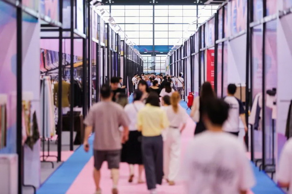  7月26日，第五屆中國（紹興）紡織新材料展在紹興國際會展中心拉開帷幕。500家企業(yè)參展，首日5000多名專業(yè)觀眾入場，展會炙熱的對接氛圍有如7月的氣浪，使行業(yè)快速升溫。海內(nèi)外企業(yè)積極響應(yīng)，原料龍頭企業(yè)高 &ldquo;復(fù)參率&rdquo;，歷經(jīng)五屆的新材料展有何獨特魅力？ 圖片  圖片  會展品質(zhì)乘勢而上   本屆新材料展獲得UFI國際展覽協(xié)會認(rèn)證，是工信部、商務(wù)部組織的2023年&ldquo;優(yōu)供給促升級&rdquo;系列活動之一，基于往屆資源優(yōu)勢，對展覽規(guī)劃、買家邀約、會務(wù)聯(lián)動等進行了全線融合升級，展會品質(zhì)躍升，煥發(fā)新的風(fēng)采。展會由中國長絲織造協(xié)會、紹興市商務(wù)局、中國國際貿(mào)易委員會紹興市委員會、中國國際商會紹興商會、紹興市柯橋區(qū)會展業(yè)發(fā)展中心主辦，浙江三博會展股份有限公司聯(lián)合主辦，紹興市柯橋區(qū)中國輕紡城展會有限公司承辦，紹興市經(jīng)信局、浙江省紡織面料設(shè)計協(xié)會、七彩云、紹興市紡織行業(yè)協(xié)會協(xié)辦。  圖片  圖片  開幕盛況  國際展商同臺賽寶   本次展會共500家展商參展，設(shè)新材料、新織造、新設(shè)備、新面料四大特色展區(qū)，有超10萬款科技纖維、創(chuàng)新面料、紡機設(shè)備在展會發(fā)布。魏橋紡織、昆山東利、興發(fā)化纖、吉林化纖、通用新材料、德州恒豐、佳人新材料、浙江興發(fā)、紹興國周、鐠美科等知名紡織龍頭企業(yè)參展。紹興新昌紡機產(chǎn)業(yè)展團、湖州長興織造產(chǎn)業(yè)展團、諸暨繡花機械產(chǎn)業(yè)展團、上虞染化料助劑產(chǎn)業(yè)展團等區(qū)域展團亮相。本屆展會更是引眾多RCEP國家和地區(qū)的展商組團奔赴而來，在國際展區(qū)，韓國ditto時尚聯(lián)盟、緬甸中國商會、莫斯科中小企業(yè)工商會等國際展團人氣旺盛。  圖片  企業(yè)展區(qū)  眾多展商聚焦雙碳熱點，圍繞綠色、健康、智造等方向展開產(chǎn)品角逐。魏橋紡織的生物基綠色環(huán)保+抗菌混紡系列、湖州威達集團的綠色環(huán)保色紡紗系列、昆山東利的仿生透氣科技面料系列、吳江蘭天織造的UV對抗仿生科技面料、新型雙層直充防寒面料、機能無氨彈力面料等展品亮點頻出，展商企業(yè)開啟&ldquo;搶客&rdquo;模式，緊抓展會機遇尋求下游合作。本屆展會有更大規(guī)模的智能紡機、織機設(shè)備企業(yè)參展，進一步彰顯國產(chǎn)智能織造的研發(fā)水平，鐠美科、浙江康立自控科技、浙江凱成智能設(shè)備、浙江瑪雅機電等展位帶來媲美國際水平的最新機械設(shè)備，令人矚目。  圖片  設(shè)備展區(qū)  探索解決行業(yè)困惑與瓶頸，是新材料展歷經(jīng)多屆與各企業(yè)總結(jié)、達成的共識，也是其不僅在于產(chǎn)品展貿(mào)，更在于新理念的交匯的價值內(nèi)涵。  國際視野論外貿(mào)   由中國紡織品進出口商會主辦的2023紹興國際（RCEP）紡織服裝產(chǎn)業(yè)論壇系列活動與展會同期同館開幕。論壇以&ldquo;RCEP新機遇-紡織產(chǎn)業(yè)新格局&rdquo;為主題，就國內(nèi)紡織產(chǎn)業(yè)結(jié)構(gòu)與RCEP國際紡織服裝產(chǎn)業(yè)的發(fā)展趨勢進行研討與產(chǎn)業(yè)對接。中國紡織品進出口商會副會長王宇、韓國時尚服裝人工智能研究所院長金蕙京、緬甸中國紡織服裝協(xié)會會長施坤等嘉賓為論壇開幕致辭。  圖片  圖片 論壇開幕式  論壇開幕式后，首場系列活動韓國服飾流行趨勢論壇在展會時尚活動區(qū)舉辦，多家韓國時裝品牌聯(lián)合走秀，同時Dito&ditto，ISAE，F(xiàn)&PLUS等韓國時尚機構(gòu)帶來韓國時尚產(chǎn)業(yè)與數(shù)字技術(shù)的發(fā)展趨勢分享。后續(xù)將陸續(xù)舉辦2023生物基纖維材料產(chǎn)業(yè)技術(shù)論壇、走進中國輕紡城市場對接會、亞洲紡織服裝供應(yīng)鏈高增長論壇等系列活動。  圖片  圖片 論壇系列活動&mdash;&mdash;韓國服飾流行趨勢論壇  中國纖維展姿態(tài)   作為歷屆新材料展重要配套論壇，2023中國紹興紡織新材料論壇將于展會第二日舉辦。將聚集昆山東利、浙江中國輕紡城集團、浙江佳人新材料、紹興隆泰石墨烯、特思達（TESTEX）、廣東人仁康、浙江中紡標(biāo)、紹興織蛛物聯(lián)科技等企業(yè)作新產(chǎn)品新項目分享，帶來中國輕紡城紡織新材料采購中心推介，環(huán)保面料、再生聚酯新材料、石墨烯等纖維面料創(chuàng)新產(chǎn)品發(fā)布，OEKO-TEX&reg; STANDARD 100安全標(biāo)準(zhǔn)、健康紡織品標(biāo)準(zhǔn)、5A光子抗菌、坯布在線檢測等檢測后整理技術(shù)分享，諸多亮點值得期待。  圖片  觸摸纖維時尚,躍升品牌能級,纖維材料的性能之變，已經(jīng)與終端產(chǎn)品在競爭市場的廝殺突圍息息相關(guān)，從面料到服裝、家紡，從國內(nèi)企業(yè)到海外品牌，都不能錯過這一場產(chǎn)業(yè)對接的盛會。  跨越山海齊聚首   本屆展會借助今年全線升級之勢，全面擴大對面料、服裝業(yè)大規(guī)模大品牌企業(yè)的邀約，并提前進行買家需求的預(yù)采集和展商產(chǎn)品的預(yù)對接，顯著提升買家熱情和觀展效率。展會首日，丹東華洋紡織服裝、北京奔流野外運動服裝、北京方圣時尚、華紡股份有限公司等品牌買家應(yīng)邀而來，廣東、湖州、義烏、新疆等十余個地區(qū)采購團紛紛到場，更有韓國、俄羅斯、越南、緬甸等數(shù)百名海外買家跨越山海來相會，如國際知名服裝品牌 J.K. Apparel、DOBB、LUBOO、YL co.,ltd、CHUNSANGDOO INNOCENCE、DAYGREEN INC等。  圖片  采供對接  商貿(mào)對接攬訂單   展會打通產(chǎn)業(yè)鏈，延伸展貿(mào)對接服務(wù)?，F(xiàn)場，快時尚跨境電商企業(yè)SheIn開啟為期兩天的面料專場、服裝專場閉門采購會，帶來數(shù)百類采購需求。國內(nèi)品牌采購團走進紡織源產(chǎn)地中國輕紡城市場，展開時尚買手與優(yōu)質(zhì)原創(chuàng)面料的靈感碰撞。展會第二日，亞洲染料聯(lián)合會、韓國纖維產(chǎn)業(yè)研究院、莫斯科中小企業(yè)商會、越南紡織商會、緬甸中國商會等國際采購團也將進市場與柯橋面料企業(yè)接洽外貿(mào)訂單。  圖片  圖片 采供對接  2023中國（紹興）紡織新材料展打造了新材料、新技術(shù)的信息高地，以國際展會的標(biāo)準(zhǔn)，向內(nèi)外貿(mào)一體化展會平臺成長蛻變，它是當(dāng)下紡織供應(yīng)鏈趨勢的具象展示，更是一場中國纖維向世界的傾訴表達。  圖片  圖片 圖片 ?觸摸纖維時尚、躍升品牌能級，第五屆中國（紹興）紡織新材料展盛大開幕