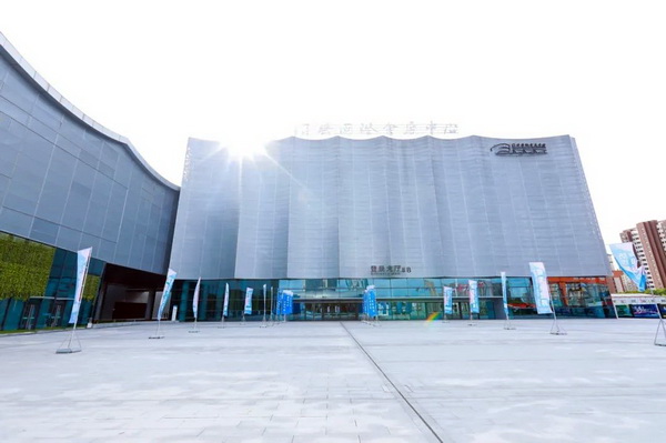  7月26日，第五屆中國（紹興）紡織新材料展在紹興國際會展中心拉開帷幕。500家企業(yè)參展，首日5000多名專業(yè)觀眾入場，展會炙熱的對接氛圍有如7月的氣浪，使行業(yè)快速升溫。海內(nèi)外企業(yè)積極響應(yīng)，原料龍頭企業(yè)高 &ldquo;復(fù)參率&rdquo;，歷經(jīng)五屆的新材料展有何獨特魅力？ 圖片  圖片  會展品質(zhì)乘勢而上   本屆新材料展獲得UFI國際展覽協(xié)會認(rèn)證，是工信部、商務(wù)部組織的2023年&ldquo;優(yōu)供給促升級&rdquo;系列活動之一，基于往屆資源優(yōu)勢，對展覽規(guī)劃、買家邀約、會務(wù)聯(lián)動等進行了全線融合升級，展會品質(zhì)躍升，煥發(fā)新的風(fēng)采。展會由中國長絲織造協(xié)會、紹興市商務(wù)局、中國國際貿(mào)易委員會紹興市委員會、中國國際商會紹興商會、紹興市柯橋區(qū)會展業(yè)發(fā)展中心主辦，浙江三博會展股份有限公司聯(lián)合主辦，紹興市柯橋區(qū)中國輕紡城展會有限公司承辦，紹興市經(jīng)信局、浙江省紡織面料設(shè)計協(xié)會、七彩云、紹興市紡織行業(yè)協(xié)會協(xié)辦。  圖片  圖片  開幕盛況  國際展商同臺賽寶   本次展會共500家展商參展，設(shè)新材料、新織造、新設(shè)備、新面料四大特色展區(qū)，有超10萬款科技纖維、創(chuàng)新面料、紡機設(shè)備在展會發(fā)布。魏橋紡織、昆山東利、興發(fā)化纖、吉林化纖、通用新材料、德州恒豐、佳人新材料、浙江興發(fā)、紹興國周、鐠美科等知名紡織龍頭企業(yè)參展。紹興新昌紡機產(chǎn)業(yè)展團、湖州長興織造產(chǎn)業(yè)展團、諸暨繡花機械產(chǎn)業(yè)展團、上虞染化料助劑產(chǎn)業(yè)展團等區(qū)域展團亮相。本屆展會更是引眾多RCEP國家和地區(qū)的展商組團奔赴而來，在國際展區(qū)，韓國ditto時尚聯(lián)盟、緬甸中國商會、莫斯科中小企業(yè)工商會等國際展團人氣旺盛。  圖片  企業(yè)展區(qū)  眾多展商聚焦雙碳熱點，圍繞綠色、健康、智造等方向展開產(chǎn)品角逐。魏橋紡織的生物基綠色環(huán)保+抗菌混紡系列、湖州威達集團的綠色環(huán)保色紡紗系列、昆山東利的仿生透氣科技面料系列、吳江蘭天織造的UV對抗仿生科技面料、新型雙層直充防寒面料、機能無氨彈力面料等展品亮點頻出，展商企業(yè)開啟&ldquo;搶客&rdquo;模式，緊抓展會機遇尋求下游合作。本屆展會有更大規(guī)模的智能紡機、織機設(shè)備企業(yè)參展，進一步彰顯國產(chǎn)智能織造的研發(fā)水平，鐠美科、浙江康立自控科技、浙江凱成智能設(shè)備、浙江瑪雅機電等展位帶來媲美國際水平的最新機械設(shè)備，令人矚目。  圖片  設(shè)備展區(qū)  探索解決行業(yè)困惑與瓶頸，是新材料展歷經(jīng)多屆與各企業(yè)總結(jié)、達成的共識，也是其不僅在于產(chǎn)品展貿(mào)，更在于新理念的交匯的價值內(nèi)涵。  國際視野論外貿(mào)   由中國紡織品進出口商會主辦的2023紹興國際（RCEP）紡織服裝產(chǎn)業(yè)論壇系列活動與展會同期同館開幕。論壇以&ldquo;RCEP新機遇-紡織產(chǎn)業(yè)新格局&rdquo;為主題，就國內(nèi)紡織產(chǎn)業(yè)結(jié)構(gòu)與RCEP國際紡織服裝產(chǎn)業(yè)的發(fā)展趨勢進行研討與產(chǎn)業(yè)對接。中國紡織品進出口商會副會長王宇、韓國時尚服裝人工智能研究所院長金蕙京、緬甸中國紡織服裝協(xié)會會長施坤等嘉賓為論壇開幕致辭。  圖片  圖片 論壇開幕式  論壇開幕式后，首場系列活動韓國服飾流行趨勢論壇在展會時尚活動區(qū)舉辦，多家韓國時裝品牌聯(lián)合走秀，同時Dito&ditto，ISAE，F(xiàn)&PLUS等韓國時尚機構(gòu)帶來韓國時尚產(chǎn)業(yè)與數(shù)字技術(shù)的發(fā)展趨勢分享。后續(xù)將陸續(xù)舉辦2023生物基纖維材料產(chǎn)業(yè)技術(shù)論壇、走進中國輕紡城市場對接會、亞洲紡織服裝供應(yīng)鏈高增長論壇等系列活動。  圖片  圖片 論壇系列活動&mdash;&mdash;韓國服飾流行趨勢論壇  中國纖維展姿態(tài)   作為歷屆新材料展重要配套論壇，2023中國紹興紡織新材料論壇將于展會第二日舉辦。將聚集昆山東利、浙江中國輕紡城集團、浙江佳人新材料、紹興隆泰石墨烯、特思達（TESTEX）、廣東人仁康、浙江中紡標(biāo)、紹興織蛛物聯(lián)科技等企業(yè)作新產(chǎn)品新項目分享，帶來中國輕紡城紡織新材料采購中心推介，環(huán)保面料、再生聚酯新材料、石墨烯等纖維面料創(chuàng)新產(chǎn)品發(fā)布，OEKO-TEX&reg; STANDARD 100安全標(biāo)準(zhǔn)、健康紡織品標(biāo)準(zhǔn)、5A光子抗菌、坯布在線檢測等檢測后整理技術(shù)分享，諸多亮點值得期待。  圖片  觸摸纖維時尚,躍升品牌能級,纖維材料的性能之變，已經(jīng)與終端產(chǎn)品在競爭市場的廝殺突圍息息相關(guān)，從面料到服裝、家紡，從國內(nèi)企業(yè)到海外品牌，都不能錯過這一場產(chǎn)業(yè)對接的盛會。  跨越山海齊聚首   本屆展會借助今年全線升級之勢，全面擴大對面料、服裝業(yè)大規(guī)模大品牌企業(yè)的邀約，并提前進行買家需求的預(yù)采集和展商產(chǎn)品的預(yù)對接，顯著提升買家熱情和觀展效率。展會首日，丹東華洋紡織服裝、北京奔流野外運動服裝、北京方圣時尚、華紡股份有限公司等品牌買家應(yīng)邀而來，廣東、湖州、義烏、新疆等十余個地區(qū)采購團紛紛到場，更有韓國、俄羅斯、越南、緬甸等數(shù)百名海外買家跨越山海來相會，如國際知名服裝品牌 J.K. Apparel、DOBB、LUBOO、YL co.,ltd、CHUNSANGDOO INNOCENCE、DAYGREEN INC等。  圖片  采供對接  商貿(mào)對接攬訂單   展會打通產(chǎn)業(yè)鏈，延伸展貿(mào)對接服務(wù)?，F(xiàn)場，快時尚跨境電商企業(yè)SheIn開啟為期兩天的面料專場、服裝專場閉門采購會，帶來數(shù)百類采購需求。國內(nèi)品牌采購團走進紡織源產(chǎn)地中國輕紡城市場，展開時尚買手與優(yōu)質(zhì)原創(chuàng)面料的靈感碰撞。展會第二日，亞洲染料聯(lián)合會、韓國纖維產(chǎn)業(yè)研究院、莫斯科中小企業(yè)商會、越南紡織商會、緬甸中國商會等國際采購團也將進市場與柯橋面料企業(yè)接洽外貿(mào)訂單。  圖片  圖片 采供對接  2023中國（紹興）紡織新材料展打造了新材料、新技術(shù)的信息高地，以國際展會的標(biāo)準(zhǔn)，向內(nèi)外貿(mào)一體化展會平臺成長蛻變，它是當(dāng)下紡織供應(yīng)鏈趨勢的具象展示，更是一場中國纖維向世界的傾訴表達。  圖片  圖片 圖片 ?觸摸纖維時尚、躍升品牌能級，第五屆中國（紹興）紡織新材料展盛大開幕