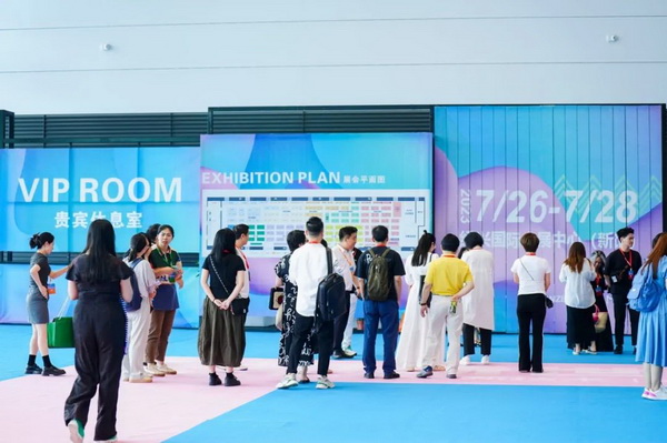  7月26日，第五屆中國（紹興）紡織新材料展在紹興國際會展中心拉開帷幕。500家企業(yè)參展，首日5000多名專業(yè)觀眾入場，展會炙熱的對接氛圍有如7月的氣浪，使行業(yè)快速升溫。海內(nèi)外企業(yè)積極響應(yīng)，原料龍頭企業(yè)高 &ldquo;復(fù)參率&rdquo;，歷經(jīng)五屆的新材料展有何獨特魅力？ 圖片  圖片  會展品質(zhì)乘勢而上   本屆新材料展獲得UFI國際展覽協(xié)會認(rèn)證，是工信部、商務(wù)部組織的2023年&ldquo;優(yōu)供給促升級&rdquo;系列活動之一，基于往屆資源優(yōu)勢，對展覽規(guī)劃、買家邀約、會務(wù)聯(lián)動等進行了全線融合升級，展會品質(zhì)躍升，煥發(fā)新的風(fēng)采。展會由中國長絲織造協(xié)會、紹興市商務(wù)局、中國國際貿(mào)易委員會紹興市委員會、中國國際商會紹興商會、紹興市柯橋區(qū)會展業(yè)發(fā)展中心主辦，浙江三博會展股份有限公司聯(lián)合主辦，紹興市柯橋區(qū)中國輕紡城展會有限公司承辦，紹興市經(jīng)信局、浙江省紡織面料設(shè)計協(xié)會、七彩云、紹興市紡織行業(yè)協(xié)會協(xié)辦。  圖片  圖片  開幕盛況  國際展商同臺賽寶   本次展會共500家展商參展，設(shè)新材料、新織造、新設(shè)備、新面料四大特色展區(qū)，有超10萬款科技纖維、創(chuàng)新面料、紡機設(shè)備在展會發(fā)布。魏橋紡織、昆山東利、興發(fā)化纖、吉林化纖、通用新材料、德州恒豐、佳人新材料、浙江興發(fā)、紹興國周、鐠美科等知名紡織龍頭企業(yè)參展。紹興新昌紡機產(chǎn)業(yè)展團、湖州長興織造產(chǎn)業(yè)展團、諸暨繡花機械產(chǎn)業(yè)展團、上虞染化料助劑產(chǎn)業(yè)展團等區(qū)域展團亮相。本屆展會更是引眾多RCEP國家和地區(qū)的展商組團奔赴而來，在國際展區(qū)，韓國ditto時尚聯(lián)盟、緬甸中國商會、莫斯科中小企業(yè)工商會等國際展團人氣旺盛。  圖片  企業(yè)展區(qū)  眾多展商聚焦雙碳熱點，圍繞綠色、健康、智造等方向展開產(chǎn)品角逐。魏橋紡織的生物基綠色環(huán)保+抗菌混紡系列、湖州威達集團的綠色環(huán)保色紡紗系列、昆山東利的仿生透氣科技面料系列、吳江蘭天織造的UV對抗仿生科技面料、新型雙層直充防寒面料、機能無氨彈力面料等展品亮點頻出，展商企業(yè)開啟&ldquo;搶客&rdquo;模式，緊抓展會機遇尋求下游合作。本屆展會有更大規(guī)模的智能紡機、織機設(shè)備企業(yè)參展，進一步彰顯國產(chǎn)智能織造的研發(fā)水平，鐠美科、浙江康立自控科技、浙江凱成智能設(shè)備、浙江瑪雅機電等展位帶來媲美國際水平的最新機械設(shè)備，令人矚目。  圖片  設(shè)備展區(qū)  探索解決行業(yè)困惑與瓶頸，是新材料展歷經(jīng)多屆與各企業(yè)總結(jié)、達成的共識，也是其不僅在于產(chǎn)品展貿(mào)，更在于新理念的交匯的價值內(nèi)涵。  國際視野論外貿(mào)   由中國紡織品進出口商會主辦的2023紹興國際（RCEP）紡織服裝產(chǎn)業(yè)論壇系列活動與展會同期同館開幕。論壇以&ldquo;RCEP新機遇-紡織產(chǎn)業(yè)新格局&rdquo;為主題，就國內(nèi)紡織產(chǎn)業(yè)結(jié)構(gòu)與RCEP國際紡織服裝產(chǎn)業(yè)的發(fā)展趨勢進行研討與產(chǎn)業(yè)對接。中國紡織品進出口商會副會長王宇、韓國時尚服裝人工智能研究所院長金蕙京、緬甸中國紡織服裝協(xié)會會長施坤等嘉賓為論壇開幕致辭。  圖片  圖片 論壇開幕式  論壇開幕式后，首場系列活動韓國服飾流行趨勢論壇在展會時尚活動區(qū)舉辦，多家韓國時裝品牌聯(lián)合走秀，同時Dito&ditto，ISAE，F(xiàn)&PLUS等韓國時尚機構(gòu)帶來韓國時尚產(chǎn)業(yè)與數(shù)字技術(shù)的發(fā)展趨勢分享。后續(xù)將陸續(xù)舉辦2023生物基纖維材料產(chǎn)業(yè)技術(shù)論壇、走進中國輕紡城市場對接會、亞洲紡織服裝供應(yīng)鏈高增長論壇等系列活動。  圖片  圖片 論壇系列活動&mdash;&mdash;韓國服飾流行趨勢論壇  中國纖維展姿態(tài)   作為歷屆新材料展重要配套論壇，2023中國紹興紡織新材料論壇將于展會第二日舉辦。將聚集昆山東利、浙江中國輕紡城集團、浙江佳人新材料、紹興隆泰石墨烯、特思達（TESTEX）、廣東人仁康、浙江中紡標(biāo)、紹興織蛛物聯(lián)科技等企業(yè)作新產(chǎn)品新項目分享，帶來中國輕紡城紡織新材料采購中心推介，環(huán)保面料、再生聚酯新材料、石墨烯等纖維面料創(chuàng)新產(chǎn)品發(fā)布，OEKO-TEX&reg; STANDARD 100安全標(biāo)準(zhǔn)、健康紡織品標(biāo)準(zhǔn)、5A光子抗菌、坯布在線檢測等檢測后整理技術(shù)分享，諸多亮點值得期待。  圖片  觸摸纖維時尚,躍升品牌能級,纖維材料的性能之變，已經(jīng)與終端產(chǎn)品在競爭市場的廝殺突圍息息相關(guān)，從面料到服裝、家紡，從國內(nèi)企業(yè)到海外品牌，都不能錯過這一場產(chǎn)業(yè)對接的盛會。  跨越山海齊聚首   本屆展會借助今年全線升級之勢，全面擴大對面料、服裝業(yè)大規(guī)模大品牌企業(yè)的邀約，并提前進行買家需求的預(yù)采集和展商產(chǎn)品的預(yù)對接，顯著提升買家熱情和觀展效率。展會首日，丹東華洋紡織服裝、北京奔流野外運動服裝、北京方圣時尚、華紡股份有限公司等品牌買家應(yīng)邀而來，廣東、湖州、義烏、新疆等十余個地區(qū)采購團紛紛到場，更有韓國、俄羅斯、越南、緬甸等數(shù)百名海外買家跨越山海來相會，如國際知名服裝品牌 J.K. Apparel、DOBB、LUBOO、YL co.,ltd、CHUNSANGDOO INNOCENCE、DAYGREEN INC等。  圖片  采供對接  商貿(mào)對接攬訂單   展會打通產(chǎn)業(yè)鏈，延伸展貿(mào)對接服務(wù)?，F(xiàn)場，快時尚跨境電商企業(yè)SheIn開啟為期兩天的面料專場、服裝專場閉門采購會，帶來數(shù)百類采購需求。國內(nèi)品牌采購團走進紡織源產(chǎn)地中國輕紡城市場，展開時尚買手與優(yōu)質(zhì)原創(chuàng)面料的靈感碰撞。展會第二日，亞洲染料聯(lián)合會、韓國纖維產(chǎn)業(yè)研究院、莫斯科中小企業(yè)商會、越南紡織商會、緬甸中國商會等國際采購團也將進市場與柯橋面料企業(yè)接洽外貿(mào)訂單。  圖片  圖片 采供對接  2023中國（紹興）紡織新材料展打造了新材料、新技術(shù)的信息高地，以國際展會的標(biāo)準(zhǔn)，向內(nèi)外貿(mào)一體化展會平臺成長蛻變，它是當(dāng)下紡織供應(yīng)鏈趨勢的具象展示，更是一場中國纖維向世界的傾訴表達。  圖片  圖片 圖片 ?觸摸纖維時尚、躍升品牌能級，第五屆中國（紹興）紡織新材料展盛大開幕
