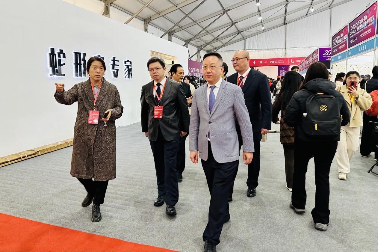 智造織就未來(lái),錦韻潮動(dòng)全球!2025海寧春季家博會(huì)今日啟幕
