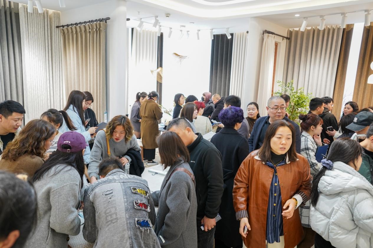 智造織就未來(lái),錦韻潮動(dòng)全球!2025海寧春季家博會(huì)今日啟幕