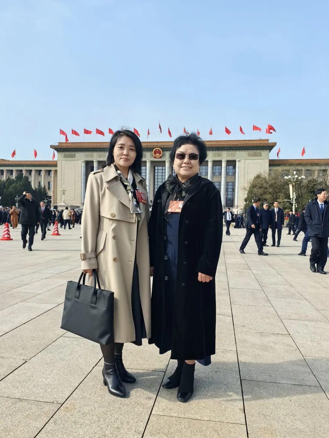 3月3日上午，出席十四屆全國人大三次會議的駐冀全國人大代表和出席全國政協(xié)十四屆三次會議的住冀全國政協(xié)委員從石家莊啟程赴京。石家莊&ldquo;紡織人&rdquo;贊皇縣原村土布專業(yè)合作社理事長崔雪琴和石家莊常山恒新紡織有限公司恒盛分公司織造車間教檢工馮麗朝隨河北代表團一同赴京報到。3月4日，崔雪琴、馮麗朝兩位石家莊&ldquo;紡織人&rdquo;同來自全國各地的全國人大代表一道步入了北京人民大會堂，共同參加十四屆全國人大三次會議預備會議。會前崔雪琴、馮麗朝在人民大會堂外合影，留下了珍貴的紀念。會前，崔雪琴、馮麗朝結(jié)合各自工作實際和熟悉領(lǐng)域，深入基層開展調(diào)查研究，精心準備議案建議。赴京參會途中，她倆圍繞京津冀協(xié)同發(fā)展、民營經(jīng)濟、新質(zhì)生產(chǎn)力、鄉(xiāng)村振興等普遍關(guān)注的問題與同行的代表委員展開熱烈討論。到達駐地，她倆立即投入會前緊張的準備工作，繼續(xù)修改認真準備好的建議。崔雪琴崔雪琴帶來了《關(guān)于倡導國人穿國風服飾 弘揚國風服飾文化 推動民族服裝產(chǎn)業(yè)振興的建議》。馮麗朝馮麗朝帶來了《關(guān)于進一步加強發(fā)揮勞模工匠引領(lǐng)作用的建議》。全國人大代表崔雪琴、馮麗朝這兩位石家莊優(yōu)秀紡織人，共赴春天之約，共盡代表職責。