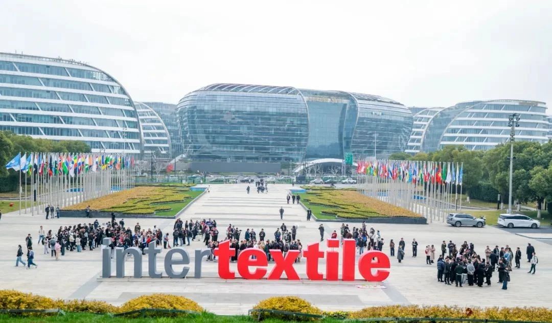 3月13日，為期三天的2025intertextile春夏面輔料展在國家會展中心（上海）圓滿落幕。本屆博覽會以近19萬平方米總展出面積，匯聚來自全球24個國家和地區(qū)的超3100家參展商。從源頭為紡織行業(yè)高質(zhì)量發(fā)展注入信心與動能，展示了紡織行業(yè)的最新技術(shù)與創(chuàng)新成果。其中，海纖生物的海藻纖維、海絲林及海藻炭泥系列產(chǎn)品憑借其深海黑科技的獨(dú)特魅力，成為展會焦點，吸引了眾多專業(yè)觀眾的目光。